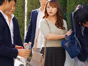 ＜友人の母輪姦＞「おばさん、欲しくてたまんないんでしょ？」豊満熟れボディをまわす青年たち！！青臭いザーメンを次々中出し