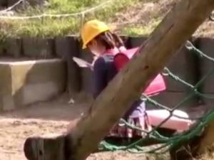 ＜小●生＞お嬢ちゃん、お菓子あげるよ、ウチ来ない？幼い女の子に声を掛け、卑劣な行為に及ぶ鬼畜映像！！