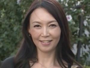 ＜ニセスカウト＞「え、過激なやつは・・・」美魔女雑誌のモデルに紹介すると騙された人妻が物陰でフェラチオさせられちゃう