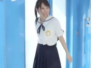 「胸がちっちゃい方なんですよ…」ちっぱいに悩みを抱える女子校生に揉まれると大きくなると騙してセックスまでしちゃうニセ企画