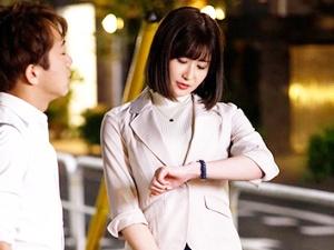 「中はダメって言ったのに…」厚意で泊めてくれた先生に襲いかかり無許可中出し！着替えを覗いていたらまた勃起してきて…
