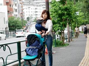 「大きくて入らない…ッ！！」子育てに忙しい若いママさんが意外に生々しいカラダをくねらせながら他人棒で気持ちよくなっちゃう