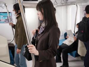 【電車痴漢】「やめてください…」アイドル級のJKがターゲット！！社内でおもらしするほど感じてしまった少女は更に…