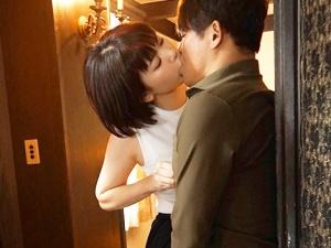 出会った途端に互いを貪るベロチューセックス♡唾液べちょべちょ、潮まで吹き始める美少女からメスに変貌する一部始終