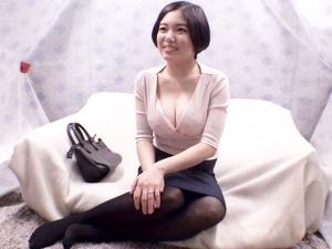 ＜人妻ナンパ＞「えっえっえっ、待って、挿れちゃだめぇ！」旦那専用のオマ●コに勝手にナマ挿入！勢い余って膣内射精！