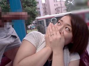 ＜MM号＞「垂れちゃいそうですけど…」我慢汁をおもらししているデカチンを見せつけられたムッツリスケベ熟女のハレンチ行為！