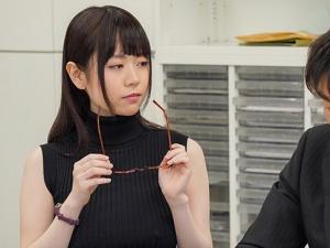 ＜地味OL＞「私のおっぱい触りたかったんでしょ？」冴えないのに美巨乳なOLが上司を誘惑！その痴女っぷりに辛抱たまらん！