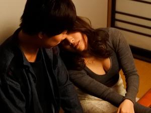 「お義姉さん、ダメだって…」酔って痴女化する人妻！！若いペニスを咥え込むと、巧みなフェラテクで魅了してしまい…