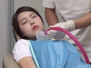 【昏睡レイプ】「はい、しっかり吸ってください…」悪質歯科医！！「麻酔」をかけられてしまった女性は意識のないまま…