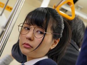 【集団電車痴漢】「大声出しますよ…」メガネを取ると驚きの隠れ美少女！！触ってきたのは一人ではなく、いつの間にか囲まれて…