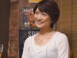 「すごい、おっきぃ…」清潔感のあるショートカットおばさんをお持ち帰り！！自ら騎乗位でデカチンを挿入すると乳首を舐め始め…