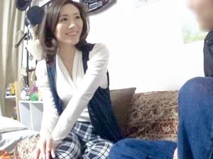 ＜人妻ナンパ＞四十路なのにスレンダー＆美肌の専業主婦！！ダンナを裏切り元気なペニスを握りしめ「ピクピクしてる♡」