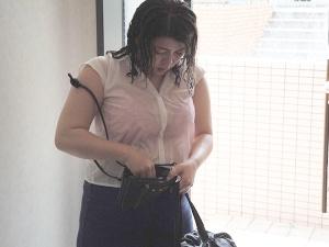 「えっ、ちょっと、だめっ！！」雨に降られた家政婦の豊満ボディ！！若い女にはない熟れた魅力に青年の下半身は暴走を始める