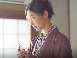 【人妻NTR】「いいの…」出張という名の不倫旅行！！夫からの電話を無視した女は同僚との背徳セックスに溺れてイク！！