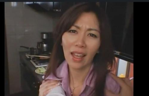 ＜人妻暴行＞「私を脅そうっていうの！？」息子の友人たちに弱みを握られた女は力づくで狂気的な若いペニスの餌食になる