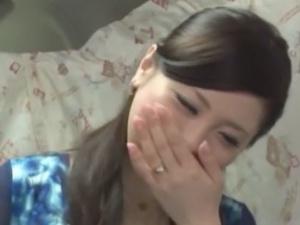 「見せられるような体ではないので…」謙遜していたフェロモン人妻が意外な美乳おっぱいを披露すると下品にフェラし始めて…
