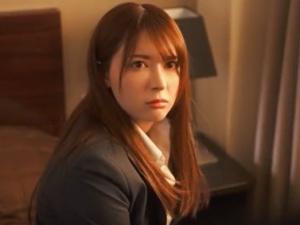 【相部屋】「口答えしないで」高圧的な女上司が見せた「女」の顔！！強引にくちびるを奪ってみると急に力が抜けたように…