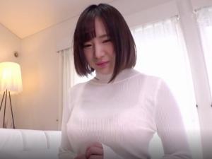 脱いでビックリ天然の美爆乳Hカップおっぱい！！ハリと弾力がハンパじゃない奇跡のデカメロンが揺れまくるデビューファック！