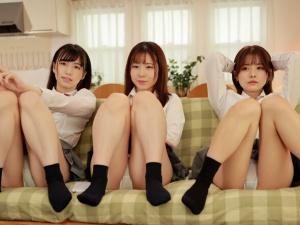 「お兄ちゃんチンポ出してよ。やばぁもう勃起してる」暇を持て余した妹とその友達JKたちに痴女責めされてしまうM男兄！！