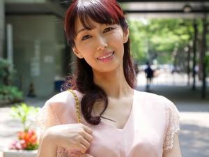 【熟女ナンパ】マスクを取ったら超美人！！日傘を差して歩いていた奥様を緊急捕獲してインタビューからエッチに誘い込み…