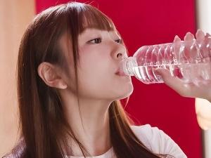 【ニセ企画】「潮吹きするため」と騙して大量の媚薬入りウォーターを投与！！異常発情したAV女優はSEXモンスターと化す！！