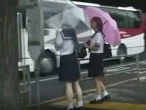 【痴漢バス】痴漢行為を目撃した少女がまさかの発情！！その匂いを嗅ぎつけた男は、まだ幼さ残るカラダをもターゲットに・・・