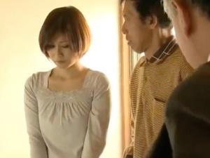 「この人の前で客と…」夫の目の前で抱かれる寝取られ風俗！！借金苦に陥った夫婦は戸惑うが、妻は生きるためには仕方なく…