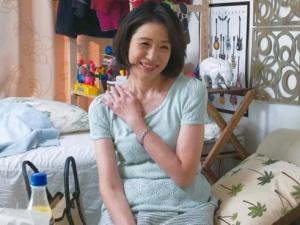 【53歳】「おっぱいでちゅ」若者相手に恥をさらす五十路妻！！夫には絶対に見せられない浮気セックス盗撮映像