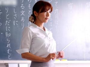 ＜美熟女教師＞「先生…俺の子供産んでくれよ！！」女優のように美しい国語教師が凶器のような若いペニスに膣奥まで貫かれ・・・