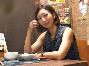 居酒屋で見つけたショートカット美人妻！！見るからに生活に不満を抱えている女は口説いてみるとホイホイついてきて…