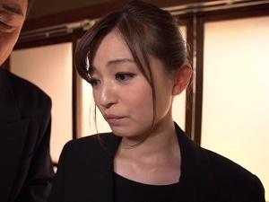 ＜未亡人陵辱＞「やめてください…大きい声出しますよ？」儚い姿が男たちを狂わせる！夫の遺影の前で犯される美人妻