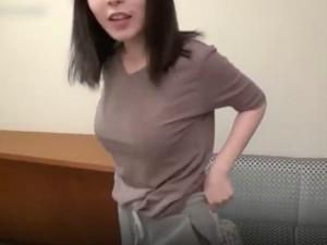 【素人ナンパ】ロリ顔美巨乳おっぱいな保育士さんに童貞をあてがってみると持ち前の母性が爆発して筆おろし成功！！