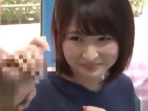 ＜MM号＞イヤそうな顔して他人棒を手コキする若妻さん♡しかし性格よし子がわざわいして男性を連続射精させる結果に！
