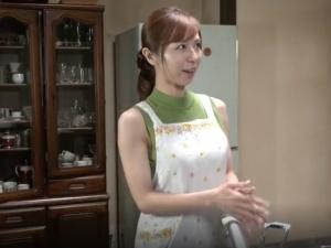 ＜母子相姦＞夫の仕事中、息子と愛し合う母！朝勃ちしたその男らしいペニスを前に、女は1匹のメスとなり盛り狂う！