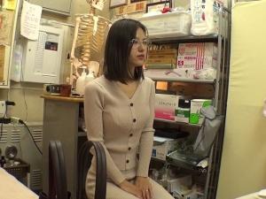 【院内盗撮】地味メガネな見た目ながら隠れ美人！！その上ホソ美巨乳ボディだった女性に施術という名のワイセツ行為！！