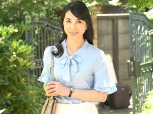 ＜初撮り五十路＞「昔モデルをやっていました」気品すらただよう50代奥様がまさかのAV出演！ランジェリーだけでヌけるｗ
