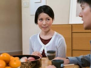 ＜コタツNTR＞「30です…」父が連れてきた新しい母は2コ上！お互いに異性として意識してしまい、すぐに性行為が始まる！