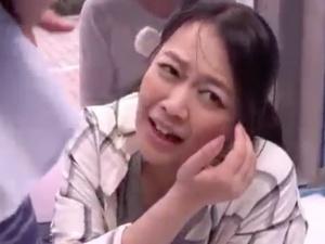 ＜MM号＞「もっと大きくなるんですか！？」巨根がコンプレックスだという男性だが、人妻は興味津々！！旦那を待たせながら…