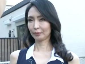 【母の友人】「おばさん…もう我慢出来ないよ…」美しい熟女にゾッコン！！女もまた若い男の硬いチ●ポがやめられなくなって…