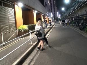 【家出少女】トー横界隈にいた金髪制服少女を「保護」！！まだまだ幼いカラダをもてあそび連続中出し3Pセックス！！
