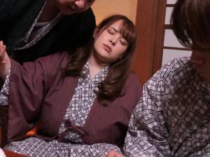 【寿退社NTR】「おい、起きれるか？」本社のエリートとの結婚が決まったという部下の豊満ボディを狙った祝福の調教旅行！！