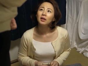 「ありがとうございます…」息子のためと思い他人に抱かれる母！！メスの匂いを発する女はまた別の「青年」にも…