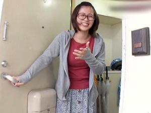 【地味メガネ人妻】「ここは子供の部屋だから…」陰キャっぽいお母さんに隠されたムッツリスケベな本性を暴く！！