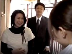 ＜ながえ＞「明日あたり産まれそうです」妻、出産入院につき隣人と不倫！ダンナが泥酔している間にしゃぶらせてハメまくる！
