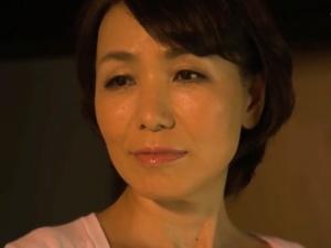 ＜母子相姦＞「出したり入れたりすると気持ちいいのよ？」彼女にヤラせてもらえない息子を見かねた母が逆夜這いを仕掛け・・・