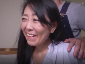 【アナルナンパ】「痛くないんですかね…」初めての感覚におばさんも興奮！！広げられた肛門に生ペニスがズブりと…