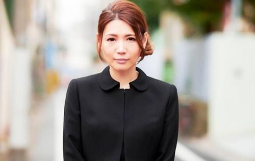 【マジックミラー号】「夫がいなくなってすごく寂しいです…」喪服姿の未亡人妻が興奮の衝動に抑えきれず男とセックスしてしまう