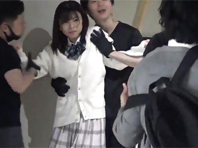 【レイプ×女子高生】彼氏との幸せなひとときを過ごしていた美少女JKが無慈悲に襲われ妊娠覚悟の中出しをされる事態にｗｗｗ