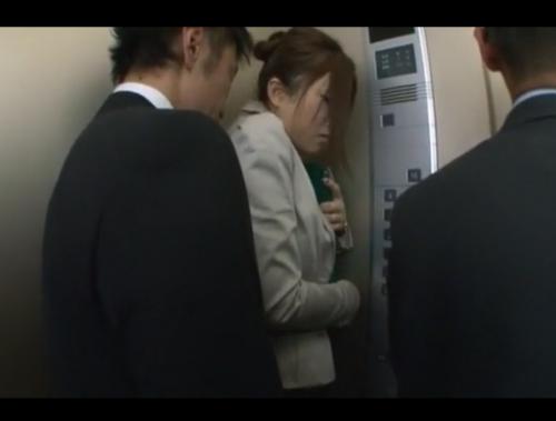エレベーターで、、複数のスーツ男性に囲まれた美女OLさんは、、、　このあとどうなるのか