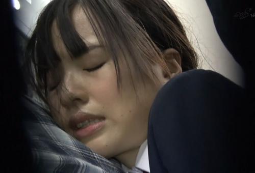 『絶対にイカない…ッ！』満員電車で痴漢にクリトリスを執拗にイジられても絶頂を拒み続けた女子校生の末路